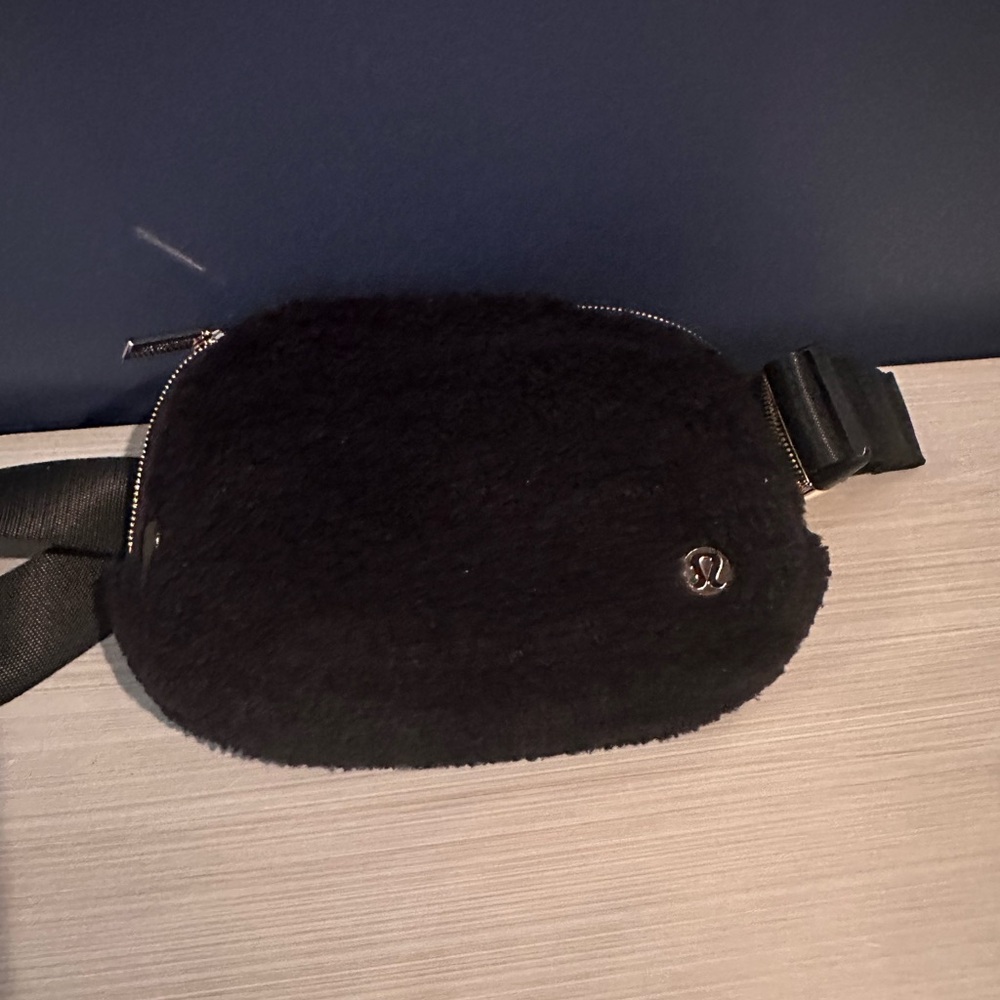 Lululemon Everywhere Belt Bag Fleece 1L Black/Gold medal strap NWOT